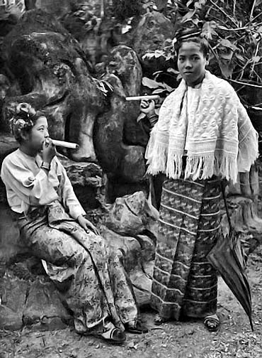 Name:  1912 - Young women with cigars Mae Hong Son.jpg
Hits: 173
Größe:  105,4 KB