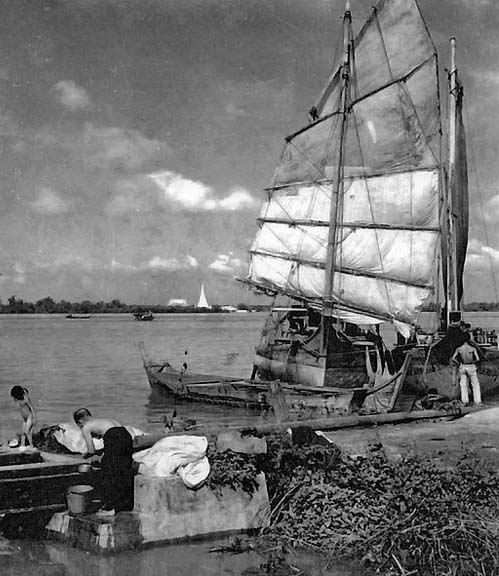 Name:  1922 - On the Chao Phraya River.jpg
Hits: 173
Größe:  92,4 KB
