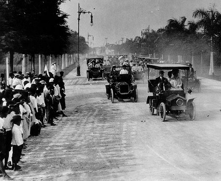 Name:  Motorcars in BKK for Rajamanglaphisek in November 1908.jpg
Hits: 245
Größe:  50,4 KB