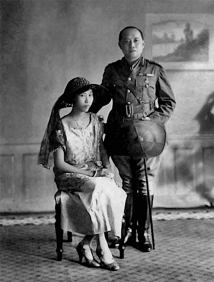 Name:  1915 - King Vajiravudh (Rama VI) with Queen Suvadhana.jpg
Hits: 170
Größe:  131,7 KB