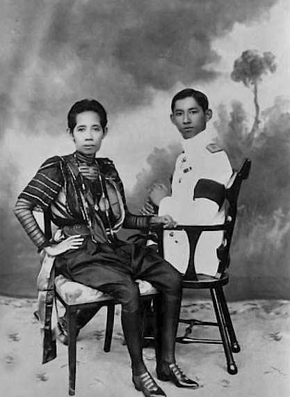Name:  1912 - Prince Mahidol with his mother, Queen Sawang Watana.jpg
Hits: 176
Größe:  70,0 KB