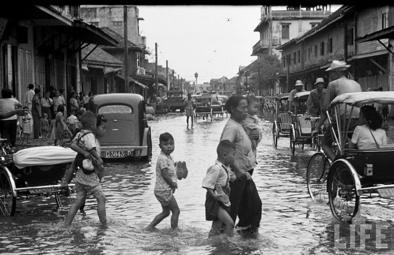 Name:  Bangkok-1950-FloodedStreet.jpg
Hits: 381
Größe:  172,6 KB
