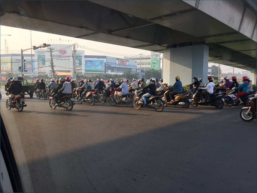 Klicke auf die Grafik für eine größere Ansicht 

Name:	Saigon_Mopeds1.jpg 
Hits:	421 
Größe:	127,4 KB 
ID:	7455