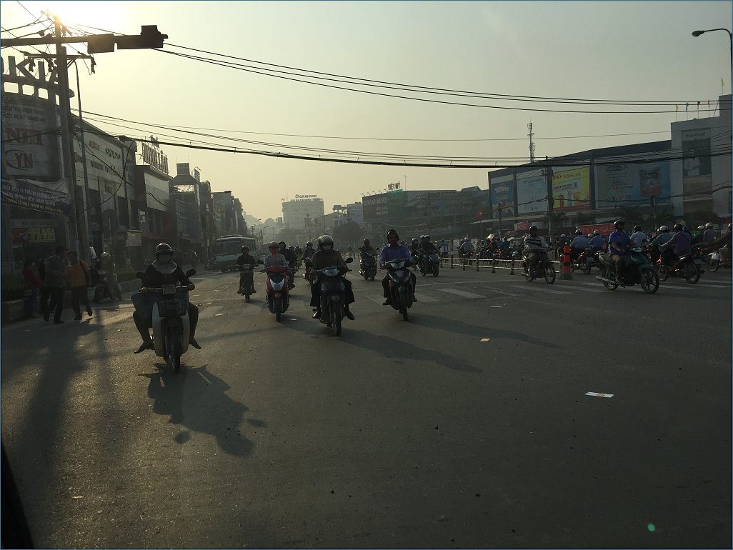Klicke auf die Grafik für eine größere Ansicht 

Name:	Saigon_Mopeds2.jpg‎ 
Hits:	386 
Größe:	101,6 KB 
ID:	7456