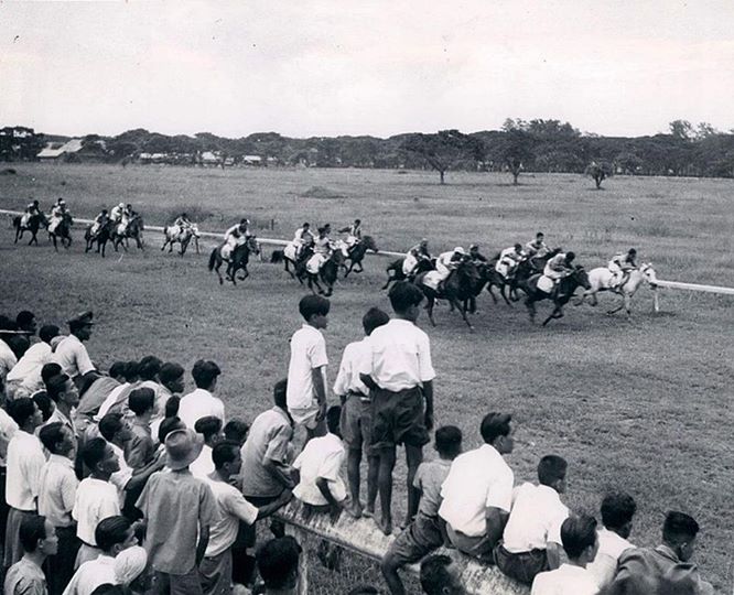 Name:  Pferderennen in Bangkok - 1949.jpg
Hits: 201
Größe:  76,3 KB