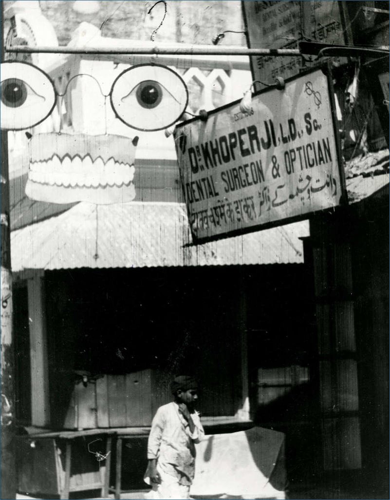 Klicke auf die Grafik für eine größere Ansicht 

Name:	Optiker in Bangkok - 1940.jpg 
Hits:	152 
Größe:	117,4 KB 
ID:	9297