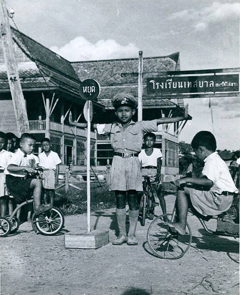 Name:  Kinderverkehrsschulung in Chachoengsao - 1936.jpg
Hits: 246
Größe:  129,5 KB