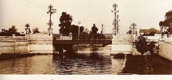 Name:  Brücke in Bangkok - 1902.jpg
Hits: 225
Größe:  92,3 KB