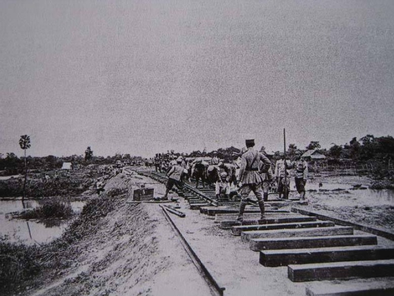Name:  Bahnbau bei Phitsanulok-1915.jpg
Hits: 150
Größe:  136,7 KB